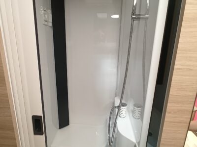 Teilintegrierter Automatik Challenger 287 Graphite Edition