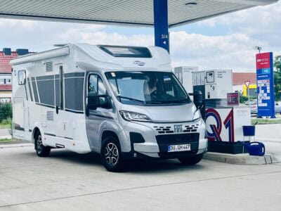 Carado 447 - 3500 kg - 7,32 m - 4 Personen - Automatic - Solaranlage - Klimaanlage - TV/Sat -