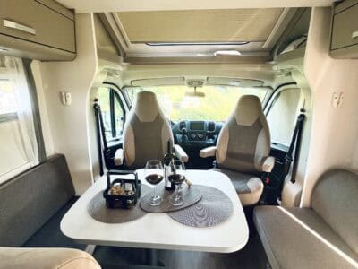 Carado 447 - 3500 kg - 7,32 m - 4 Personen - Automatic - Solaranlage - Klimaanlage - TV/Sat -