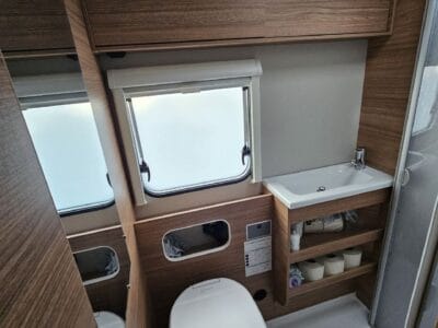 Weinsberg 600 Carahome DKG mit Klima & 6 Dreipunktgurten - ideal für den Familienurlaub